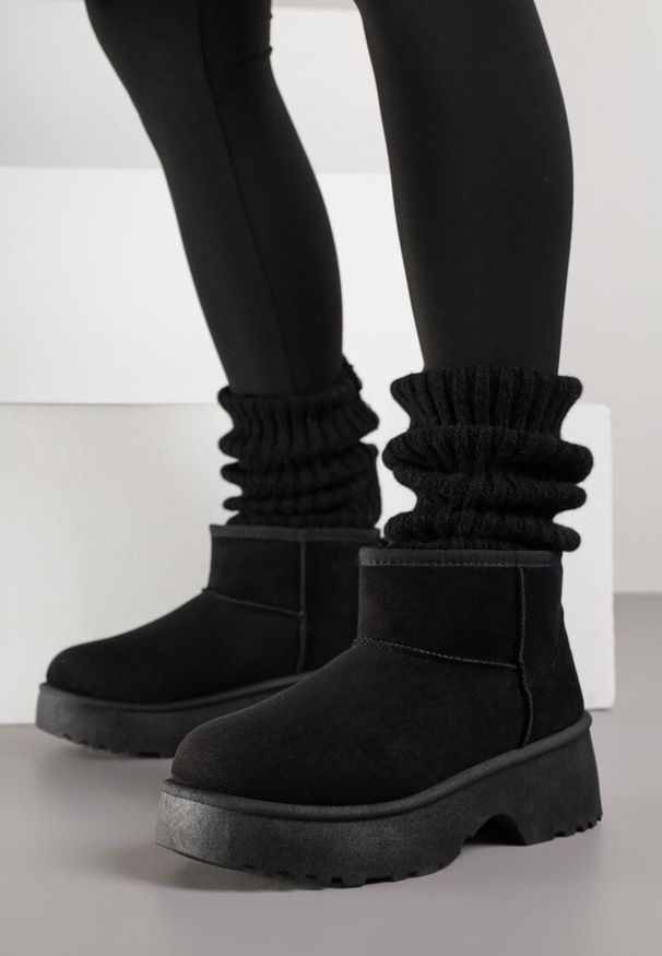 Renee - Czarne Śniegowce z Imitacji Zamszu o Wsuwanym Fasonie na Platformie Reilessa. Kolor: czarny. Materiał: zamsz. Obcas: na platformie. Styl: klasyczny