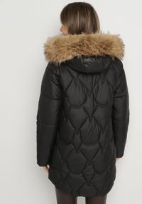 Born2be - Czarna Pikowana Kurtka z Kapturem z Futerkiem Oliresa. Okazja: na co dzień. Typ kołnierza: kaptur. Kolor: czarny. Materiał: futro. Styl: sportowy, casual #7