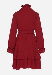 Born2be - Bordowa Sukienka z Falbanami i Marszczonym Golfem z Dodatkowym Wiązanym Paskiem Savelina. Okazja: na imprezę. Typ kołnierza: golf. Kolor: czerwony. Typ sukienki: rozkloszowane. Styl: elegancki, klasyczny #7