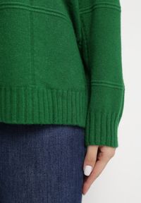 Born2be - Zielony Sweter z Długim Rękawem o Klasycznym Kroju Blitesa. Okazja: na co dzień. Kolor: zielony. Materiał: materiał. Długość rękawa: długi rękaw. Długość: długie. Sezon: jesień, zima. Styl: klasyczny #5