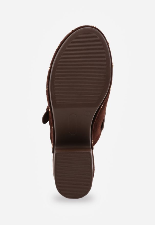 Renee - Ciemnobrązowe Klapki Chodaki na Słupku z Cholewką z Nitami i Paskiem z Klamerką Jinnor. Kolor: brązowy. Materiał: zamsz. Wzór: ażurowy, haft. Sezon: lato. Obcas: na słupku. Styl: boho, rockowy. Wysokość obcasa: średni