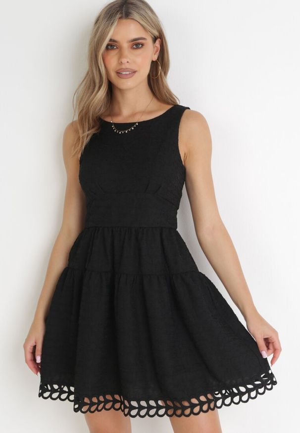 Born2be - Czarna Taliowana Sukienka Mini z Ozdobną Koronką Veronisa. Okazja: na co dzień, na spacer. Kolor: czarny. Materiał: koronka. Wzór: koronka. Styl: wakacyjny, casual. Długość: mini