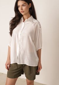 Born2be - Biała Koszula Oversize z Ażurową Wstawką na Ramionach Heleira. Okazja: na co dzień, do pracy. Kolor: biały. Materiał: jeans. Wzór: ażurowy. Styl: casual #1