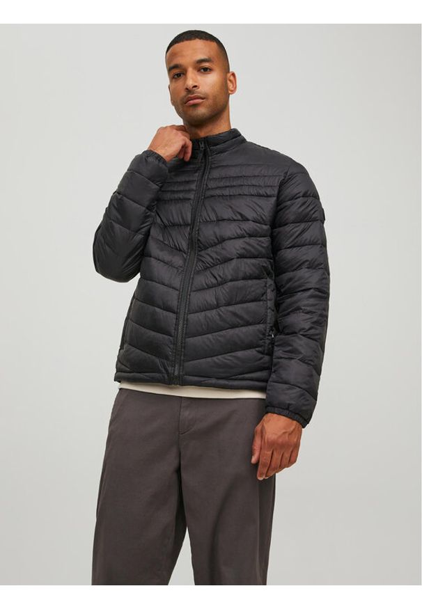 Jack & Jones - Jack&Jones Kurtka przejściowa Hero 12211788 Czarny Regular Fit. Kolor: czarny. Materiał: syntetyk