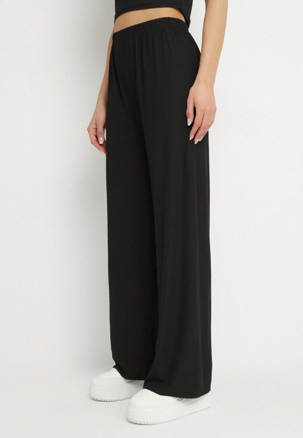 Born2be - Czarny Prążkowany Komplet Dopasowany Top i Spodnie o Szerokim Kroju Miresia. Kolor: czarny. Materiał: prążkowany