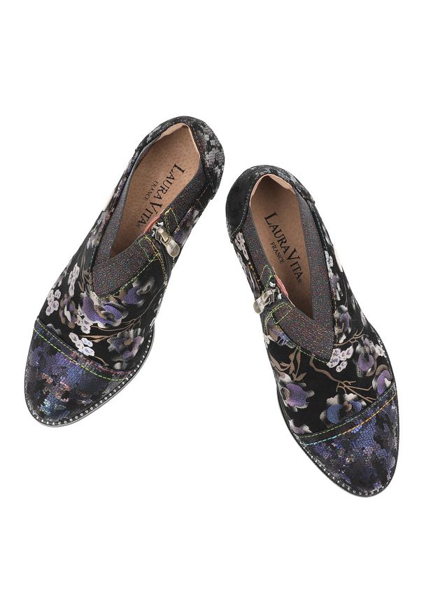 Półbuty damskie Laura Vita, skórzane na obcasie na zamek z gumką w podbiciu w kwiaty, bleu, Elcodieo-42-SL16021-2W. Okazja: na co dzień. Zapięcie: zamek. Kolor: niebieski. Materiał: skóra. Wzór: kwiaty. Obcas: na obcasie. Styl: casual, klasyczny, elegancki. Wysokość obcasa: średni