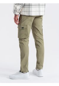 Ombre Clothing - Męskie spodnie cargo STRAIGHT LEG z trójkątnym pinem na kieszeni – oliwkowe V2. Okazja: na co dzień. Kolor: oliwkowy. Materiał: bawełna, elastan, materiał. Wzór: gładki. Styl: casual, elegancki #6