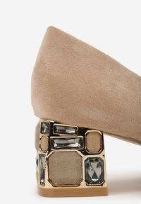 Born2be - Ciemnobeżowe Czółenka Vices ze Skórzaną Wkładką na Biżuteryjnym Słupku Naivine. Okazja: na co dzień. Kolor: beżowy. Materiał: skóra. Wzór: aplikacja, kwiaty. Obcas: na słupku. Styl: casual, elegancki. Wysokość obcasa: średni #7