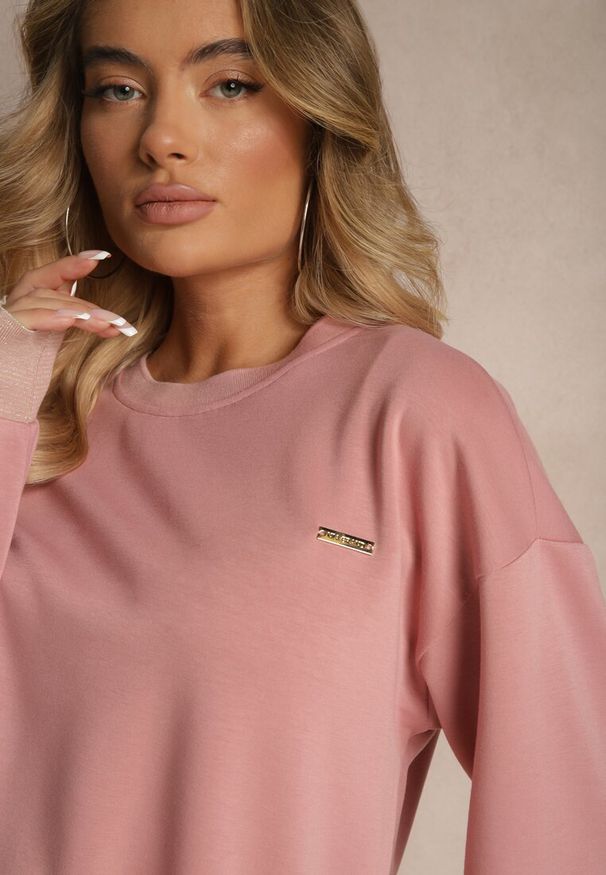 Renee - Ciemnoróżowa Bluza Ozdobiona Metaliczną Nicią Ilatraen. Okazja: na co dzień, na spacer. Kolor: różowy. Materiał: jeans. Wzór: aplikacja. Styl: casual