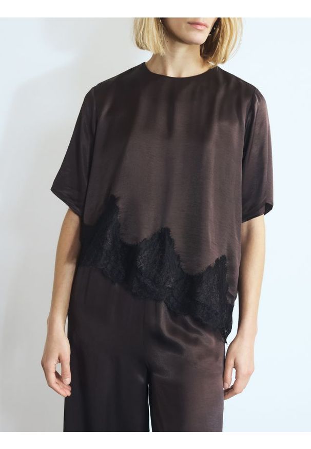 Reserved - Asymetryczny top z koronką - ciemnobrązowy. Kolor: brązowy. Materiał: koronka. Wzór: koronka