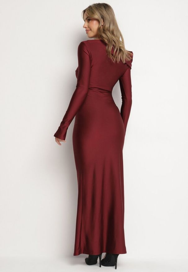 Born2be - Bordowa Dopasowana Sukienka z Rozcięciem i Asymetrycznym Dekoltem Ravielis. Okazja: na imprezę. Kolor: czerwony. Długość rękawa: długi rękaw. Typ sukienki: asymetryczne. Styl: klasyczny, elegancki