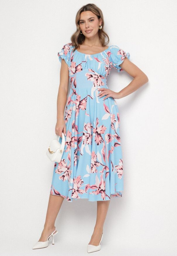 Born2be - Niebieska Sukienka w Kwiaty z Dekoltem Łódką z Bawełną o Rozkloszowanym Kroju Annilva. Okazja: na spacer, na imprezę, na co dzień. Typ kołnierza: dekolt w łódkę. Kolor: niebieski. Materiał: bawełna. Długość rękawa: krótki rękaw. Wzór: kwiaty. Sezon: wiosna, lato. Styl: klasyczny, casual, elegancki