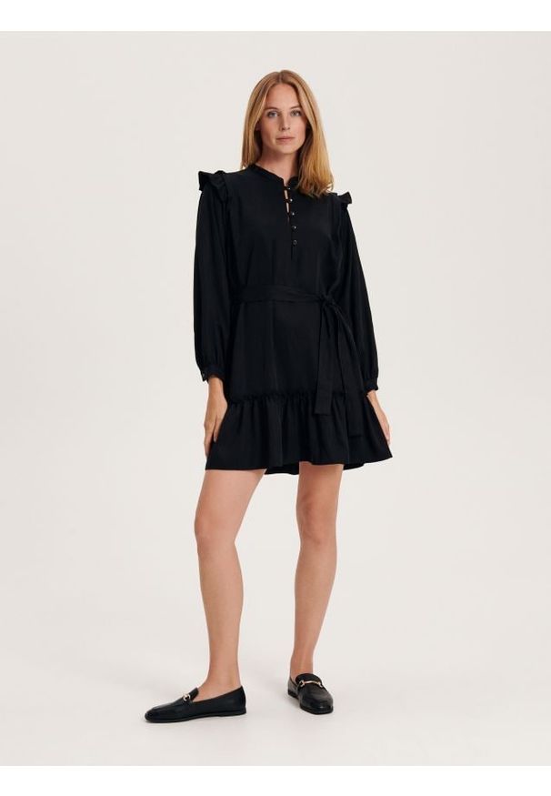Reserved - Sukienka mini z lyocellu - czarny. Kolor: czarny. Materiał: tkanina. Wzór: gładki. Styl: klasyczny. Długość: mini