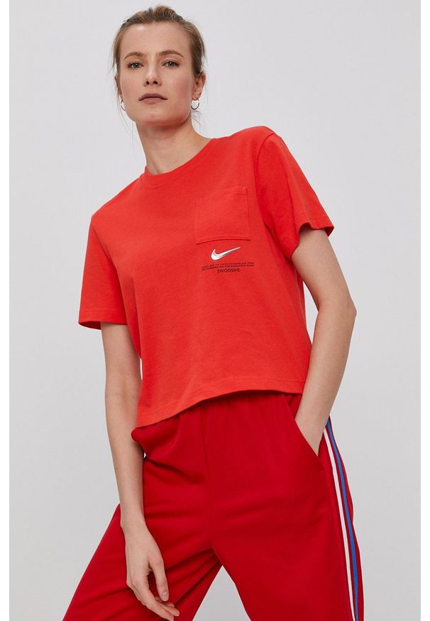 Nike Sportswear - T-shirt. Kolor: czerwony. Wzór: aplikacja