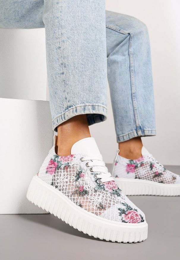 Renee - Biało-Różowe Sneakersy Vices na Platformie z Ażurową Cholewką Lumerise. Nosek buta: okrągły. Zapięcie: sznurówki. Kolor: biały. Szerokość cholewki: normalna. Wzór: ażurowy. Materiał: materiał. Sezon: lato. Obcas: na platformie. Wysokość obcasa: średni
