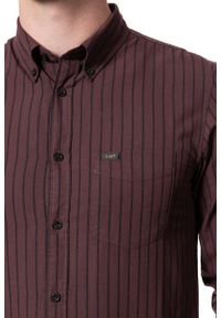 Lee - KOSZULA LEE BUTTON DOWN AUBERGINE L880ZMKA. Typ kołnierza: button down. Materiał: bawełna. Wzór: paski