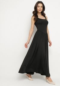 Born2be - Czarna Sukienka z Wiskozą o Rozkloszowanym Kroju z Kwadratowym Dekoltem Tilvia. Okazja: na co dzień. Typ kołnierza: dekolt kwadratowy. Kolor: czarny. Materiał: wiskoza. Długość rękawa: na ramiączkach. Sezon: lato. Styl: casual #1