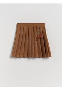 Reserved - Plisowana spódnica z zawieszką - beżowy. Kolor: beżowy. Materiał: tkanina. Wzór: gładki