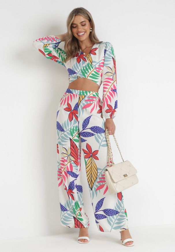 Born2be - Biały 2-częściowy Komplet w Kwiaty z Długimi Rękawami i Szerokimi Nogawkami Delitta. Kolor: biały. Wzór: kwiaty