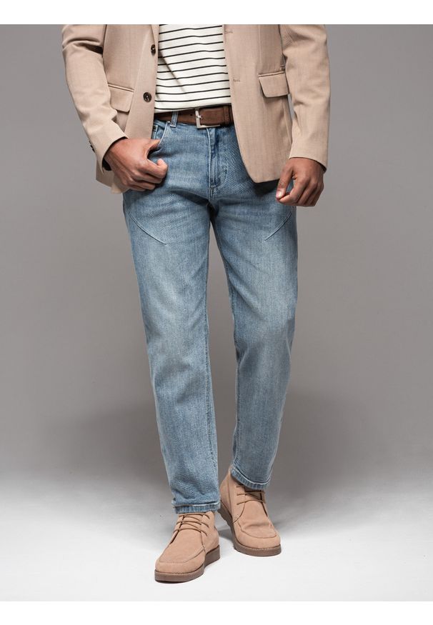 Ombre Clothing - Męskie spodnie jeansowe CARROT FIT z ozdobnymi zaszewkami – jasnoniebieskie V1 - Rozmiar: XXL. Kolor: niebieski. Materiał: jeans. Styl: klasyczny, retro