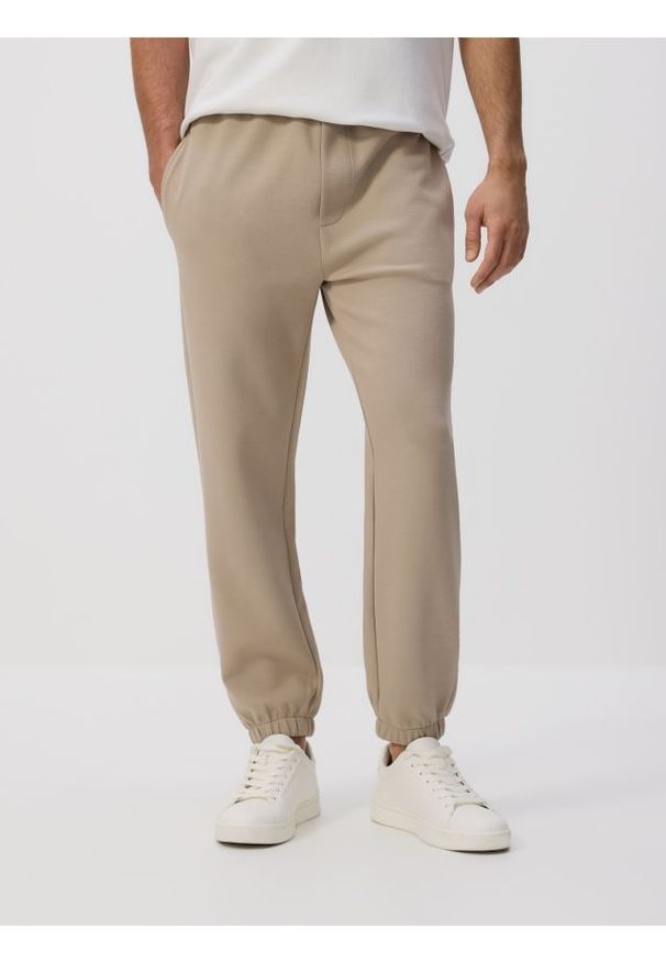 Reserved - Spodnie dresowe regular fit - beżowy. Kolor: beżowy. Materiał: dresówka