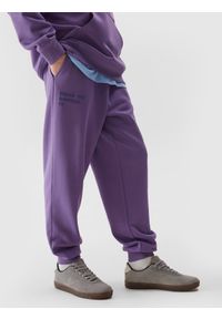 4f - Spodnie dresowe joggery chłopięce - fioletowe. Okazja: na co dzień. Kolor: fioletowy. Materiał: dresówka. Wzór: gładki, napisy, ze splotem. Styl: sportowy, casual