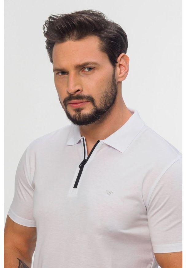 Emporio Armani - EMPORIO ARMANI Biała koszulka polo na zamek. Typ kołnierza: polo. Kolor: biały. Materiał: prążkowany. Wzór: aplikacja