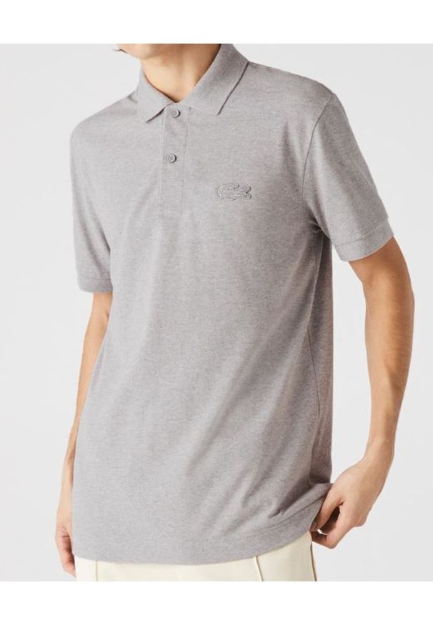 Lacoste - LACOSTE - Szary t-shirt polo ze ściągaczami Regular Fit. Okazja: do pracy. Typ kołnierza: polo. Kolor: szary. Materiał: jeans, bawełna. Styl: elegancki