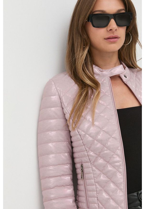 Guess kurtka damska kolor różowy przejściowa. Okazja: na co dzień. Kolor: różowy. Materiał: tkanina. Wzór: gładki. Styl: casual
