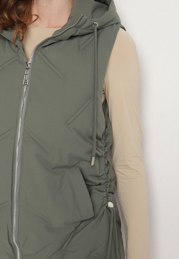 Born2be - Zielona Casualowa Kamizelka z Kapturem i Pikowanymi Przeszyciami Caletta. Okazja: na co dzień. Typ kołnierza: kaptur. Kolor: zielony. Materiał: jeans. Styl: casual