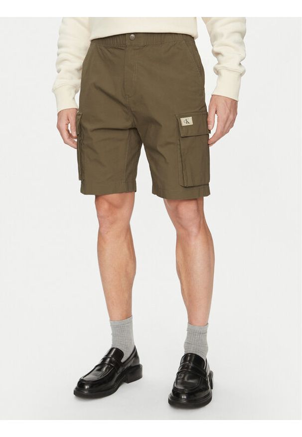 Calvin Klein Jeans Szorty materiałowe J30J327376 Khaki Regular Fit. Kolor: brązowy. Materiał: bawełna