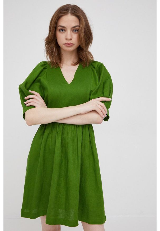 United Colors of Benetton sukienka lniana kolor zielony mini rozkloszowana. Kolor: zielony. Materiał: len. Długość rękawa: krótki rękaw. Typ sukienki: rozkloszowane. Długość: mini