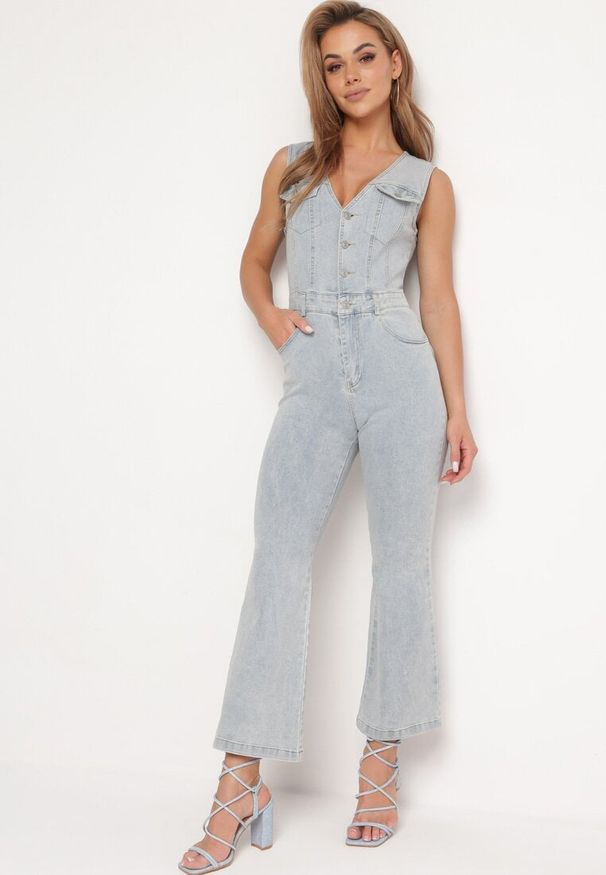 Born2be - Jasnoniebieski Jeansowy Bawełniany Kombinezon Spodnie Dzwony z Klapami Zapinany na Suwak i Guziki Oxnelia. Kolor: niebieski. Materiał: bawełna, jeans. Wzór: kolorowy. Styl: klasyczny, elegancki