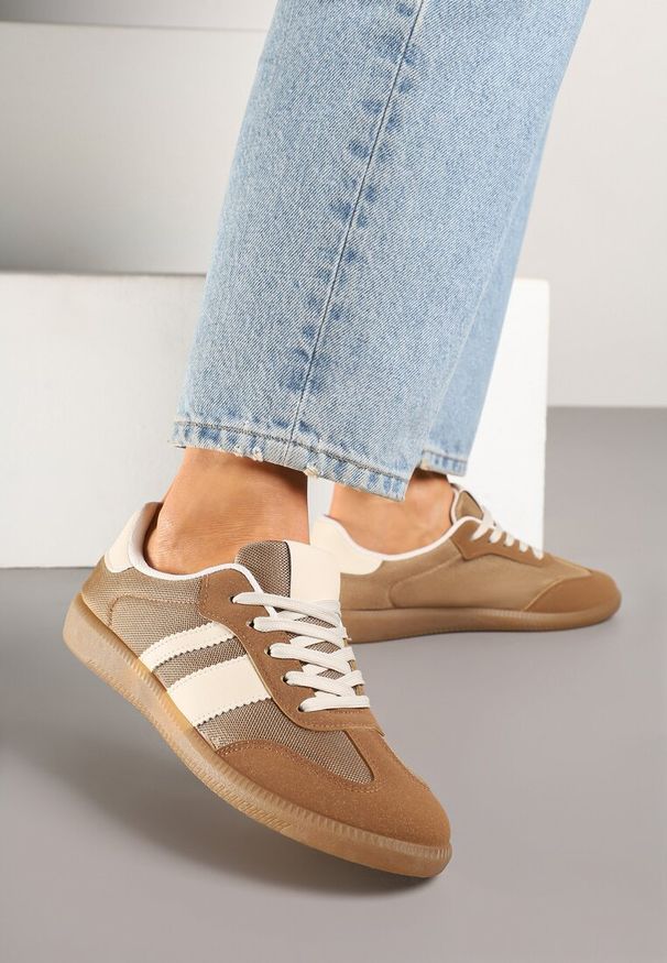 Born2be - Ciemnobeżowe Sneakersy Tenisówki z Ozdobnymi Paskami Jenavena. Okazja: na spacer, na co dzień. Zapięcie: pasek. Kolor: beżowy. Sport: turystyka piesza