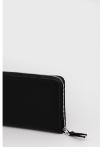 Calvin Klein Portfel damski kolor czarny. Kolor: czarny. Materiał: materiał. Wzór: gładki #4