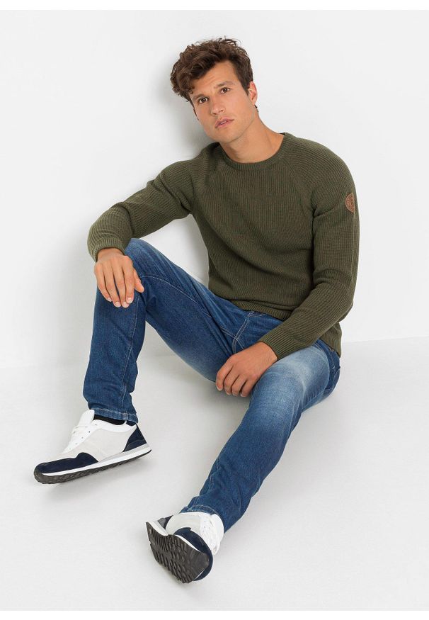 bonprix - Sweter o luźnym splocie z bawełny z recyklingu. Kolor: zielony. Materiał: bawełna. Wzór: ze splotem