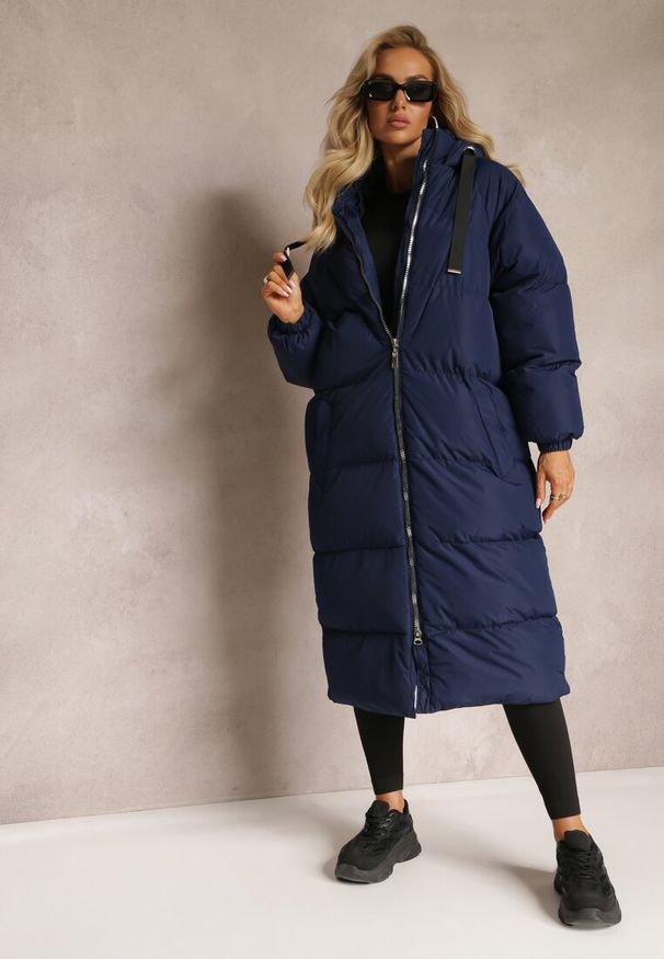Renee - Granatowa Długa Kurtka Pikowana Płaszcz z Kapturem Serea. Okazja: na co dzień. Typ kołnierza: kaptur. Kolor: niebieski. Materiał: jeans. Długość: długie. Styl: casual