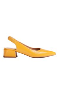 Marco Shoes Żółte sandały ze skóry z ozdobnymi jetami. Kolor: żółty. Materiał: skóra