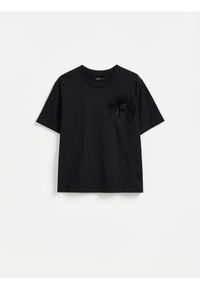 Reserved - T-shirt z odpinaną broszką - czarny. Kolor: czarny. Materiał: bawełna #1