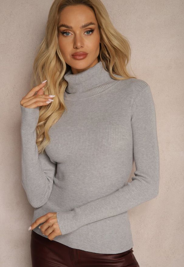 Renee - Szary Golf w Prążki Erinela. Okazja: na co dzień. Typ kołnierza: golf. Kolor: szary. Materiał: prążkowany, jeans. Długość rękawa: długi rękaw. Długość: długie. Wzór: prążki. Styl: elegancki, casual