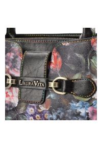 Czarna Torebka Laura Vita Stylowy Kuferek Damski. Kolor: czarny. Wzór: kwiaty, aplikacja. Materiał: zdobione. Styl: elegancki. Rodzaj torebki: do ręki #5