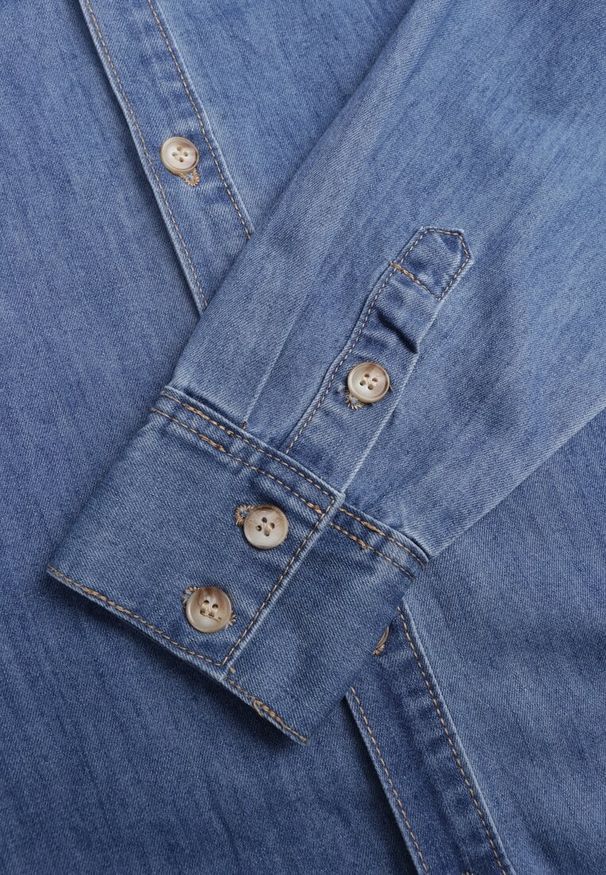 Renee - Niebieska Jeansowa Sukienka Koszulowa Oversize z Bawełną i Paskiem Cianatra. Okazja: na co dzień. Kolor: niebieski. Materiał: jeans, bawełna. Typ sukienki: koszulowe, oversize. Styl: wizytowy, casual