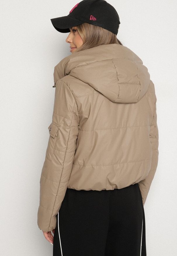 Born2be - Jasnobrązowa Pikowana Kurtka z Kapturem o Klasycznym Kroju Tulasia. Okazja: na co dzień. Typ kołnierza: kaptur. Kolor: brązowy. Materiał: jeans. Styl: klasyczny