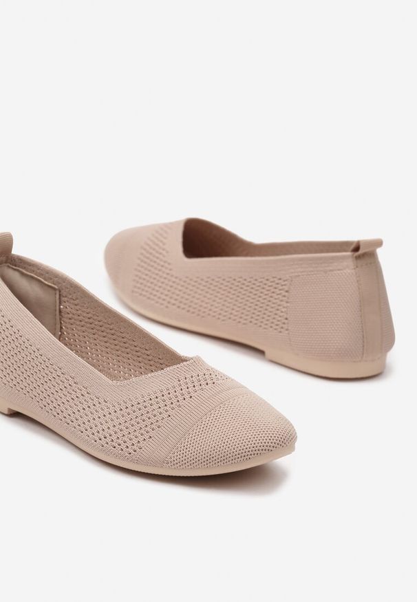 Renee - Ciemnobeżowe Płaskie Balerinki z Siateczkowego Materiału Nelibra. Okazja: na spotkanie biznesowe, na co dzień. Kolor: beżowy. Materiał: materiał. Styl: elegancki, biznesowy, casual