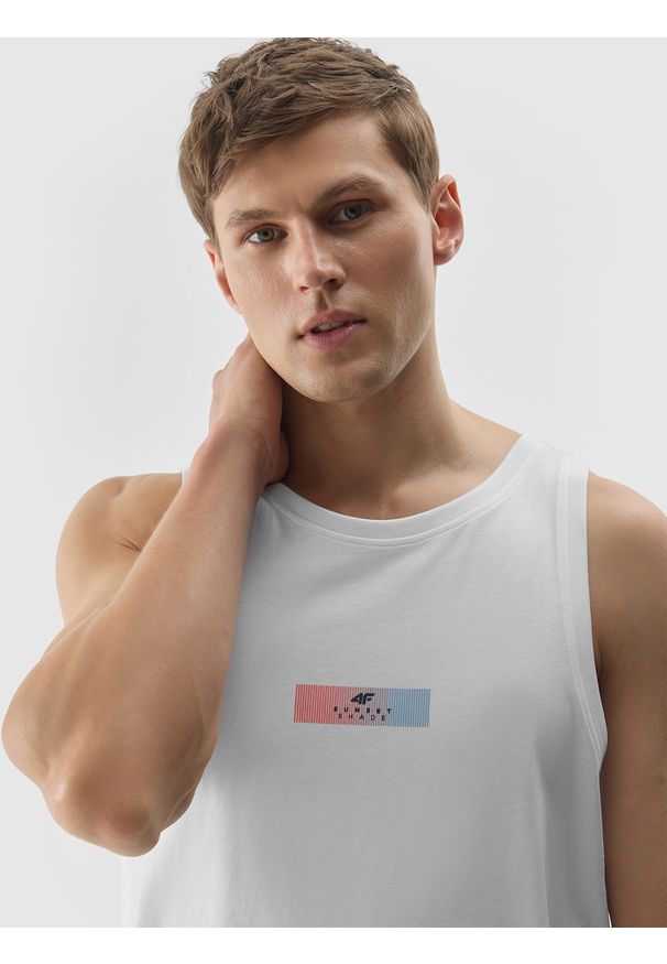 4f - 4F Tank top regular z nadrukiem męski - biały XXL. Kolor: biały. Materiał: bawełna, jersey, dzianina. Długość rękawa: na ramiączkach. Wzór: nadruk