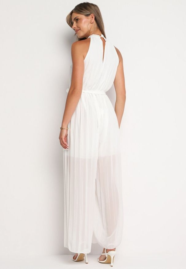 Born2be - Biały Taliowany Kombinezon z Dekoltem Typu Halter z Gumką w Pasie i Materiałowym Paskiem Xolefia. Okazja: na imprezę, na co dzień. Kolor: biały. Materiał: materiał. Styl: casual, elegancki