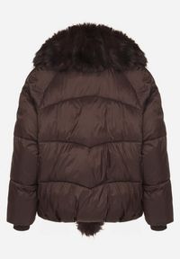 Born2be - Brązowa Pikowana Kurtka Oversize z Futrzanymi Zdobieniami Saranessa. Okazja: na co dzień. Kolor: brązowy. Materiał: futro. Wzór: aplikacja. Styl: casual #3
