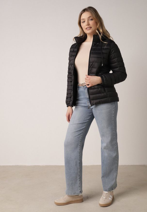 Born2be - Czarna Klasyczna Kurtka Przejściowa z Pikowaniem i Odpinanym Kapturem Fezizola. Okazja: na co dzień. Kolor: czarny. Materiał: jeans. Sezon: jesień, wiosna. Styl: klasyczny