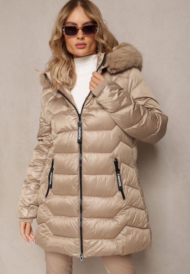 Renee - Beżowa Kurtka z Kieszeniami i Kapturem Ozdobionym Sztucznym Futerkiem Danann. Okazja: na co dzień. Kolekcja: plus size. Kolor: beżowy. Materiał: futro. Wzór: aplikacja. Sezon: zima, jesień. Styl: casual