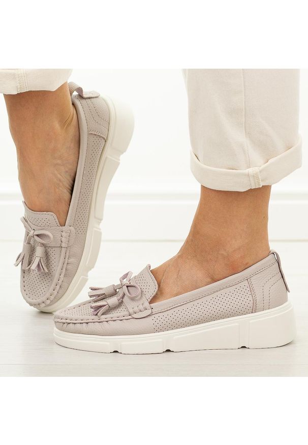 Beżowe skórzane mokasyny damskie Vinceza 88041. Okazja: na spacer, na co dzień. Nosek buta: okrągły. Kolor: beżowy. Materiał: skóra. Szerokość cholewki: normalna. Wzór: ażurowy. Sezon: wiosna, jesień, lato. Styl: casual, elegancki, klasyczny